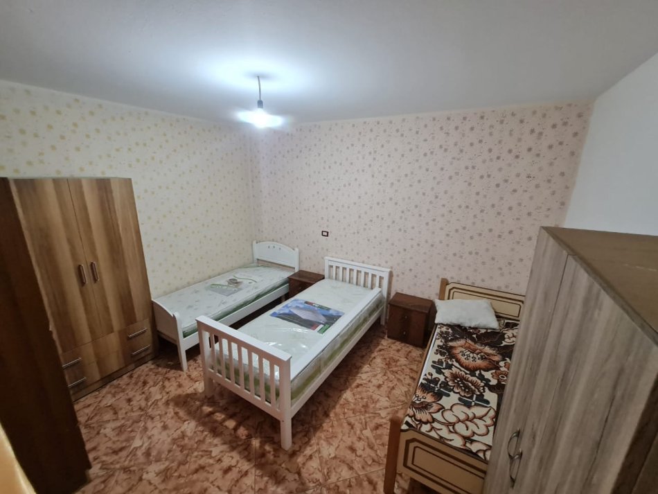 Tirane, jepet me qera apartament 1+1 , 50 m² 330 € (QSUT)