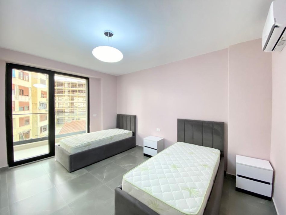 Tirane, jepet me qera apartament 2+1+Ballkon Kati 3, 110 m² 500 € (Fusha e Aviacionit)