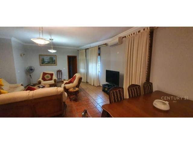 Tirane, jepet me qera apartament 3+1 Kati 5, 100 m² 450 Euro (Qender)
