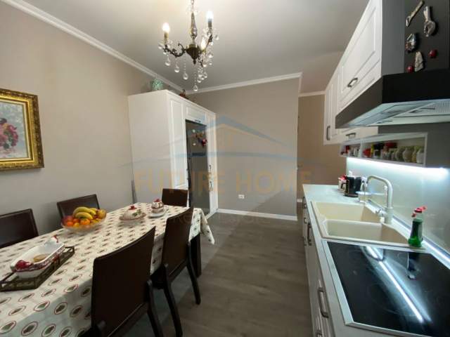 Tirane, jepet me qera apartament 2+1+BLK Kati 9, 130 m² 1.200 Euro (Rruga E Barrikadave)