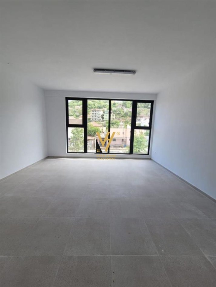 Tirane, shitet dyqan Kati 1, 55 m² 76.900 € (MISTO MAME)
