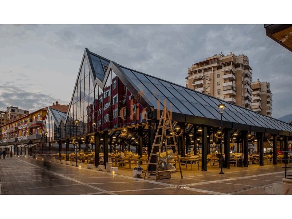 Tirane, shitet dyqan Kati 0, 210 m² 210.000 €