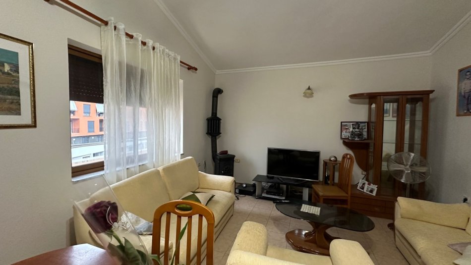Tirane, jepet me qera apartament 2+1 Kati 5, 120 m² 600 € (Xhamllik)