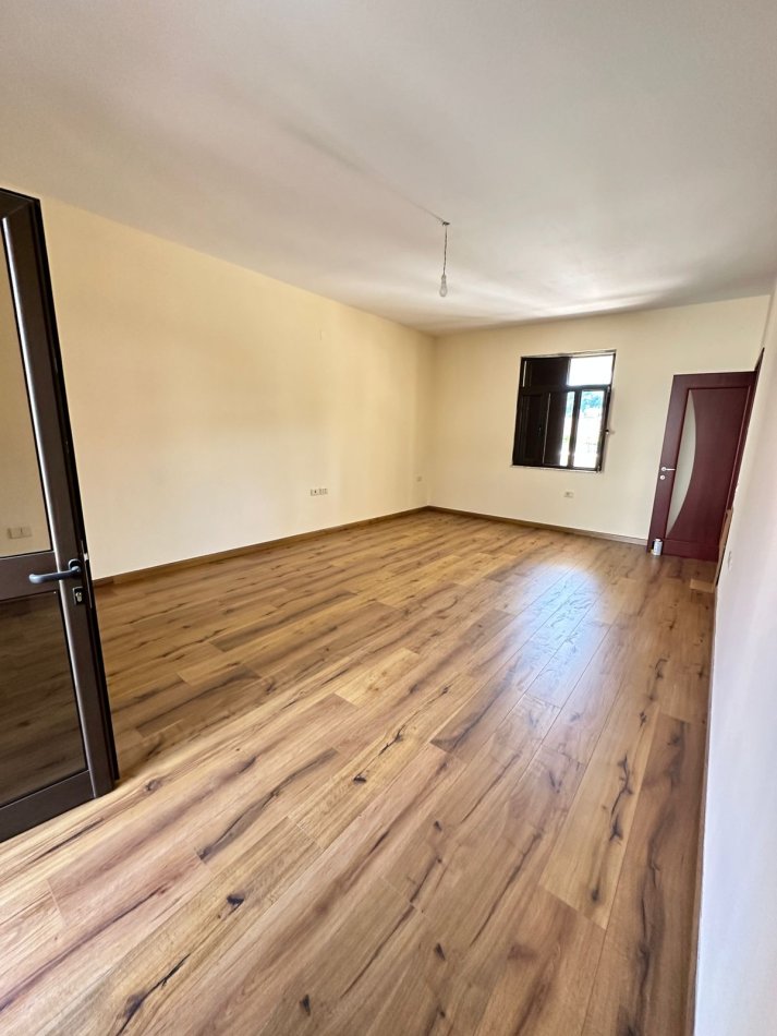 Tirane, jepet me qera Vile 3 Katshe, , 350 m² 900 € 