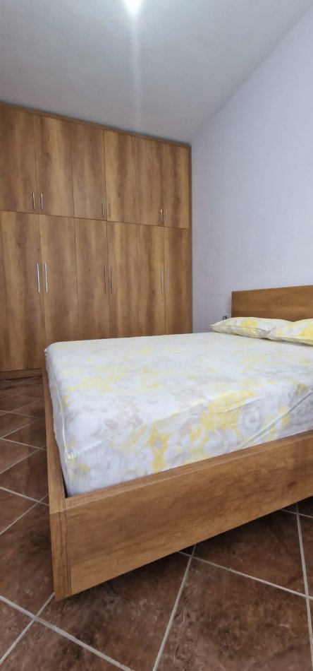 Tirane, jepet me qera apartament 1+1 Kati 2, 74 m² 350 € (Vilat Gjermane)