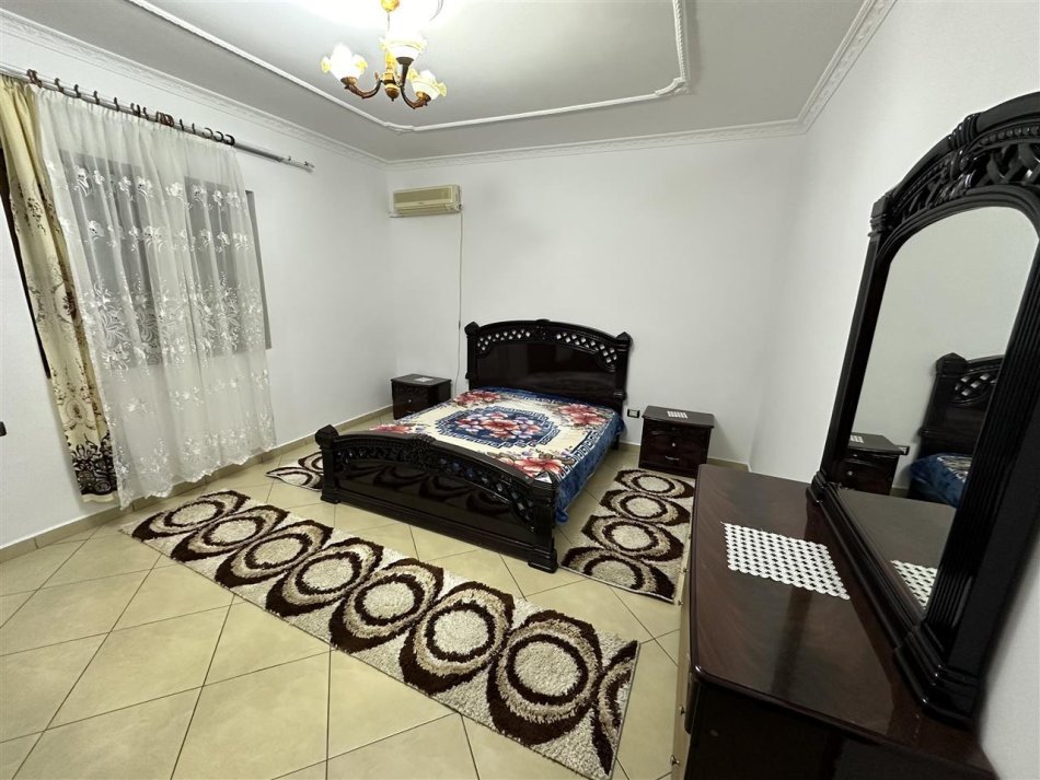 Tirane, jepet me qera apartament 2+1+Ballkon Kati 1, 140 m² 550 € (Rruga 5 maj)