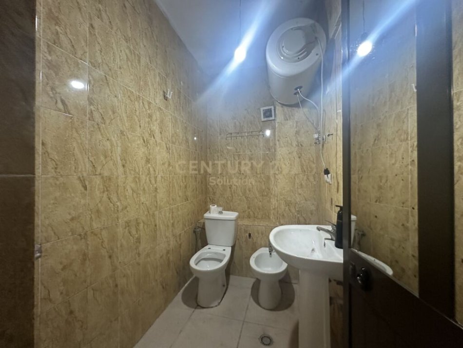 Tirane, shitet apartament 2+1 Kati 2, 79 m² 135.000 € (Komuna e Parisit, tek Kristal Center, pallat i ri me ashensor)