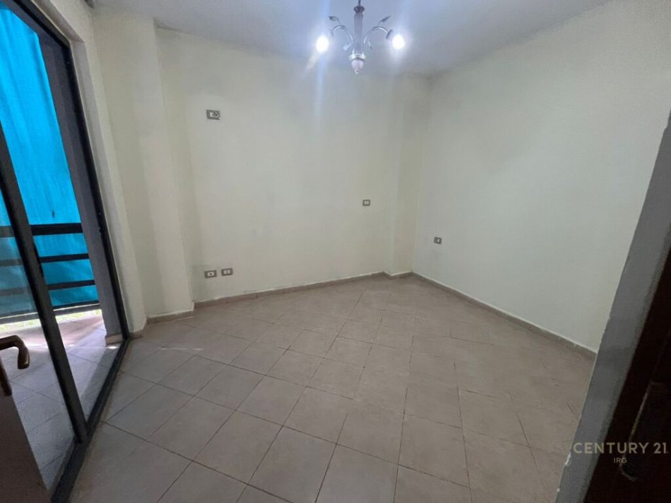 Tirane, shitet apartament 2+1+Ballkon Kati 2, 100 m² 160.000 € (zona Ali Demi, prane shkolles "Ali Demi")