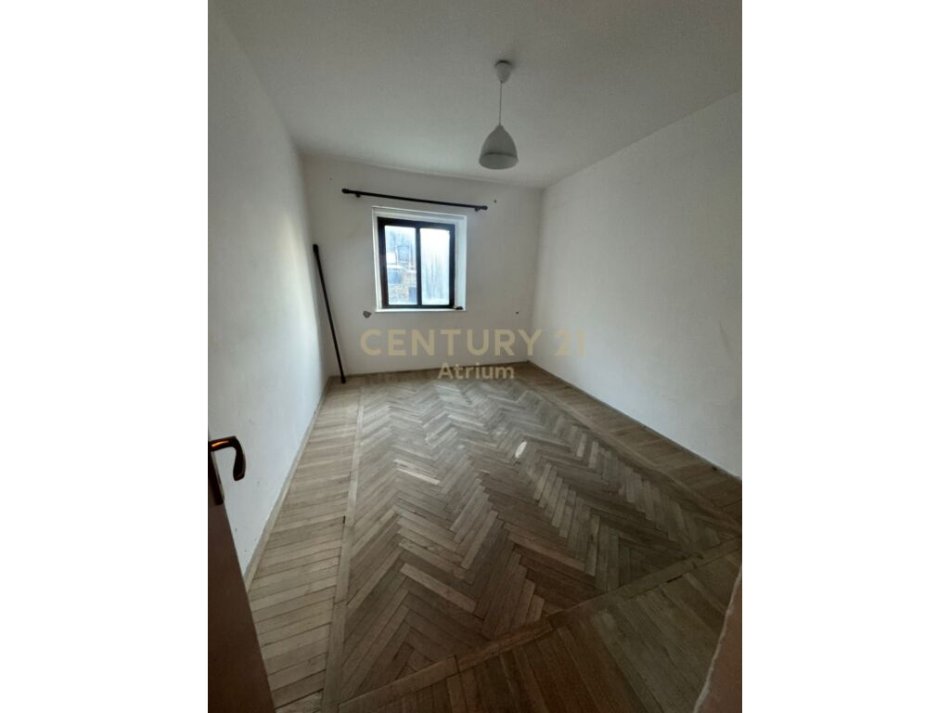 Tirane, shitet apartament 1+1+Ballkon Kati 2, 68.000 € (prane Tregut te ri Elektrik)