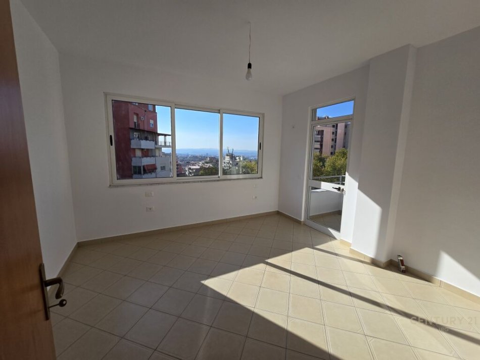 Tirane, shitet apartament 3+1+Ballkon Kati 4, 115 m² 129.000 € (ne Fresk)