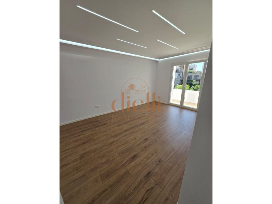 Tirane, shitet apartament 2+1+Ballkon Kati 3, 73 m² 173.000 € (Ambasada Amerikane)