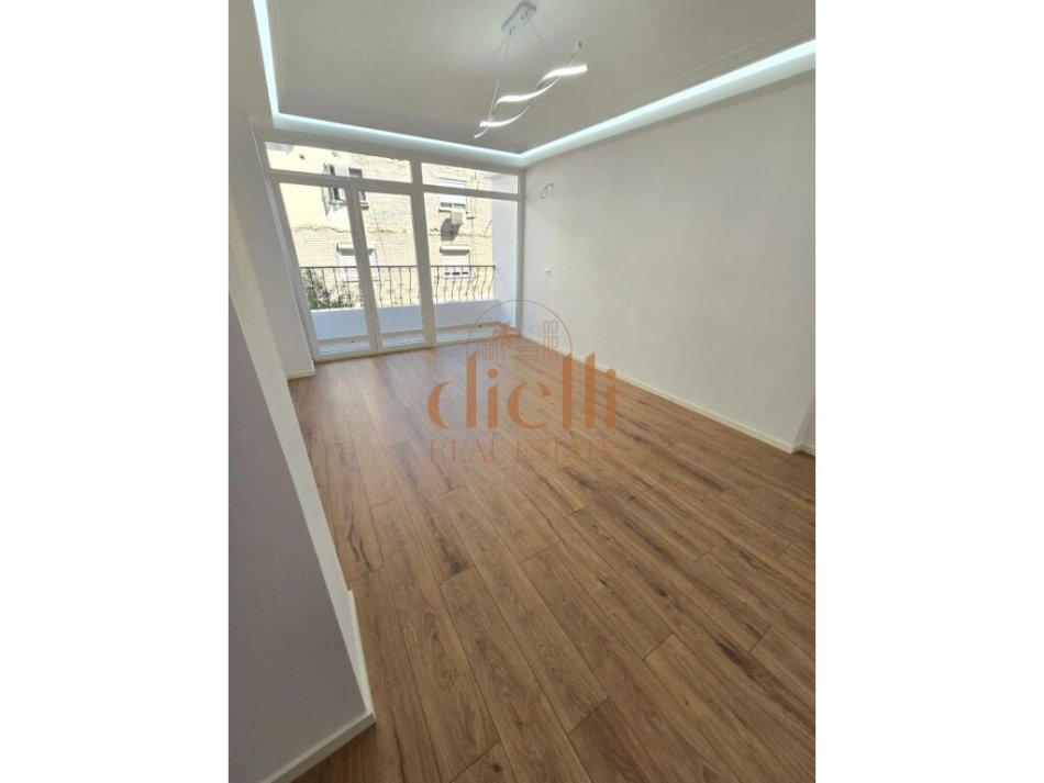 Tirane, shitet apartament 2+1+Ballkon Kati 3, 71 m² 160.000 € (Ambasada Amerikane)