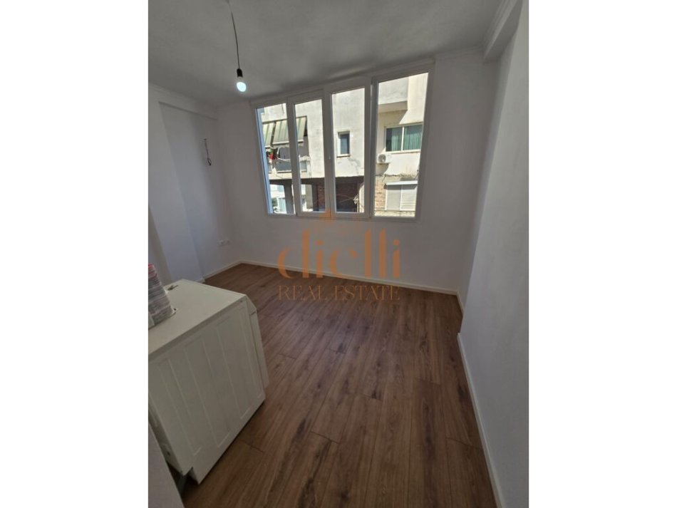 Tirane, shitet apartament 2+1+Ballkon Kati 3, 71 m² 160.000 € (Ambasada Amerikane)