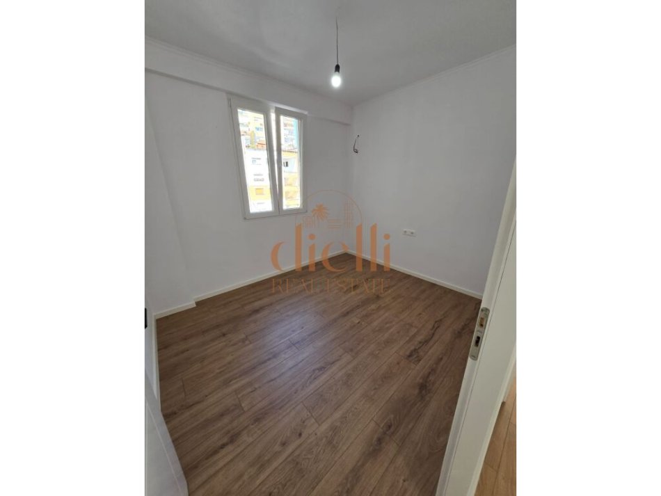 Tirane, shitet apartament 2+1+Ballkon Kati 3, 71 m² 160.000 € (Ambasada Amerikane)
