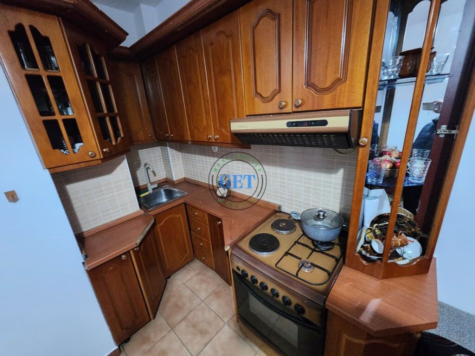 Durres, jepet me qera apartament 1+1 Kati 2, 60 m² 300 € (Shkembi i Kavajes)