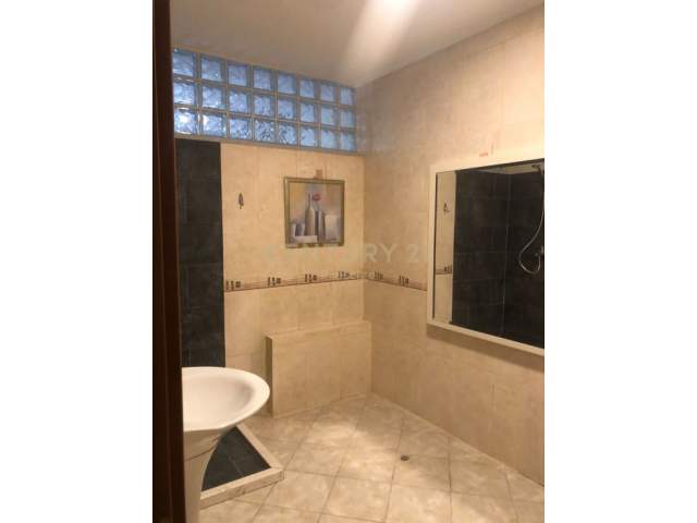 Tirane, jepet me qera ambjent biznesi Kati 2, 120 m² 1.000 Euro (liceu artistik)