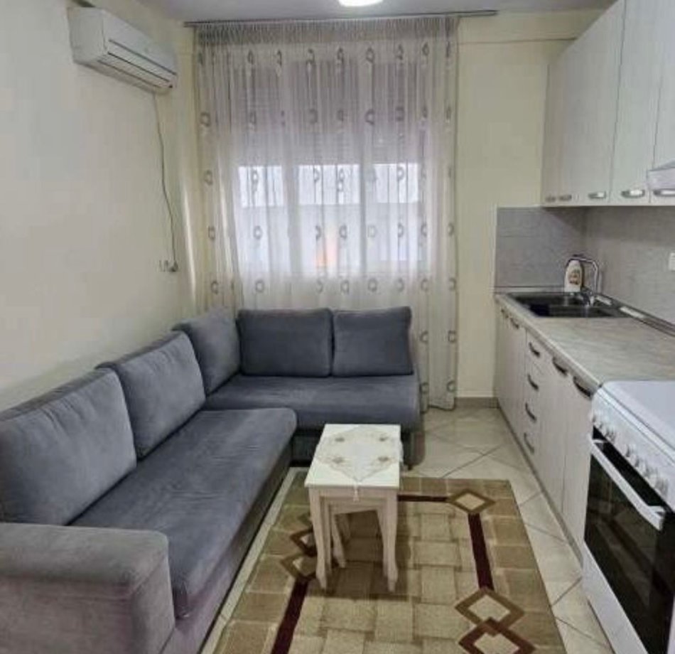 Tirane, jepet me qera apartament 1+1+Ballkon Kati 3, 50 m² 400 € (21 dhjetori prane ambulances)