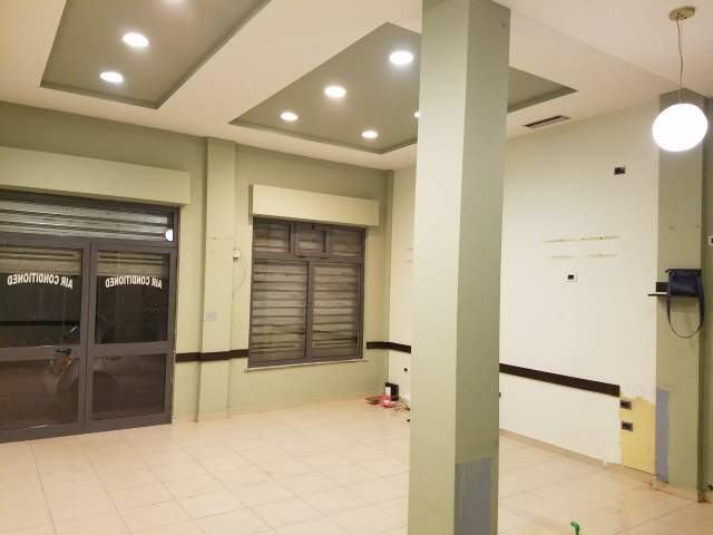 Tirane, jepet me qera dyqan Kati 0, 61 m² 400 Euro (Rruga e Kavajes)