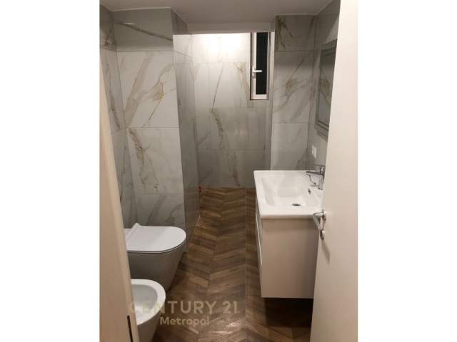 Shqiperi, jepet me qera apartament 2+1 Kati 2, 92 m² 800 Euro (MYSLYM SHYR)