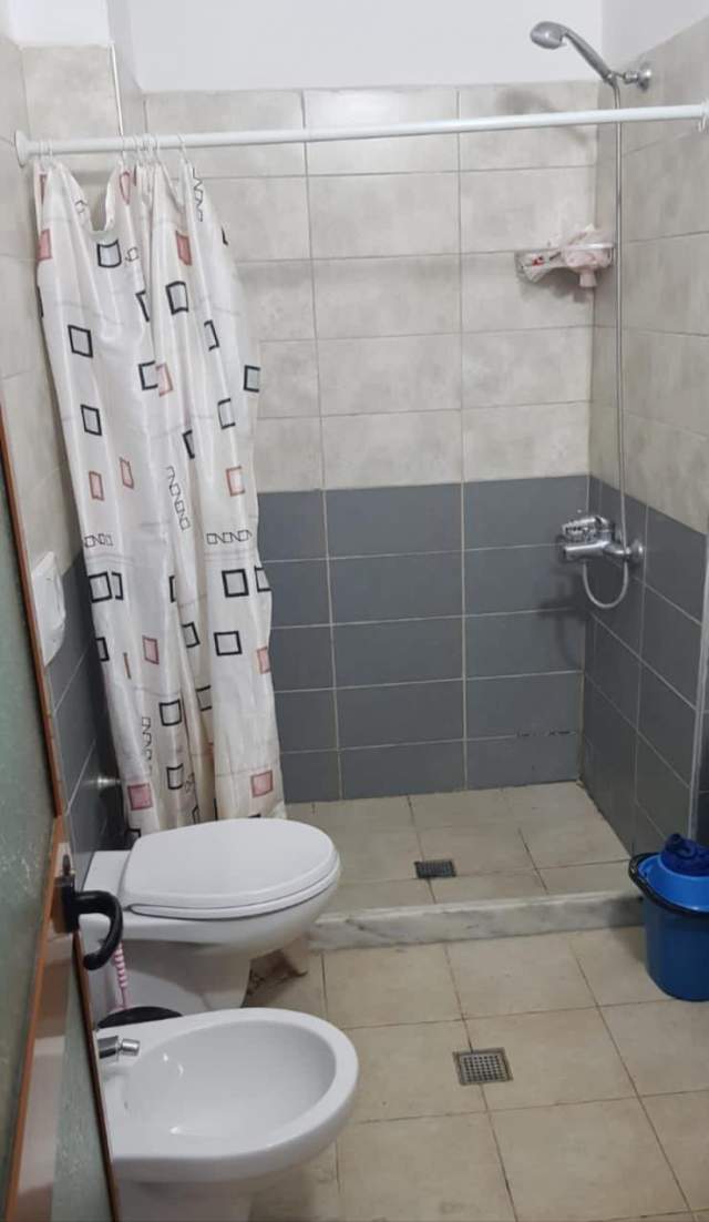 Tirane, jepet me qera apartament 1+1 Kati 2, 65 m² 40.000 Leke (prane Viles Gold)