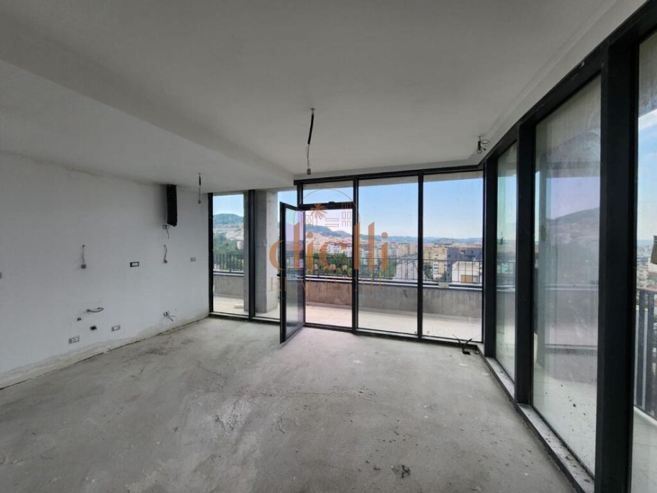 Tirane, shitet apartament 2+1+Ballkon , 136 m² 350.000 € (Lake View Residence)