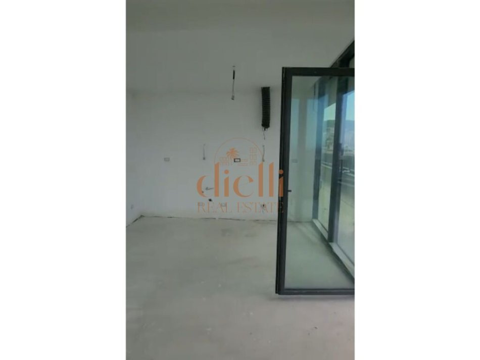 Tirane, shitet apartament 2+1+Ballkon , 131 m²