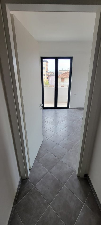 Tirane, jepet me qera ambjent 92 m² 750 Euro