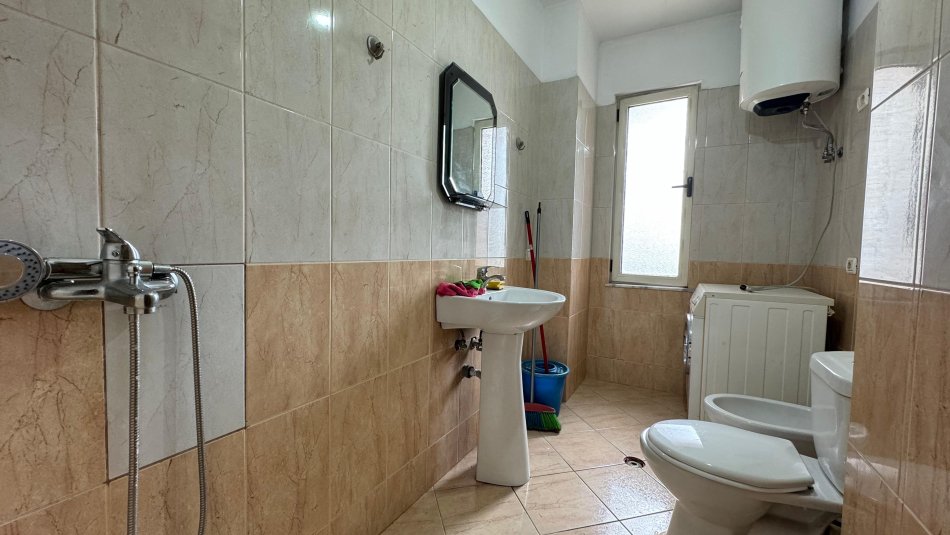 Tirane, jepet me qera 1+1+Ballkon, Kati 3, 66 m² 350 € (Yzberisht KMY)