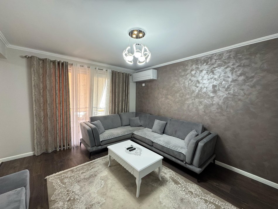 Tirane, jepet me qera apartament 2+1 , 1.000 m² 1.000 € (selvia)