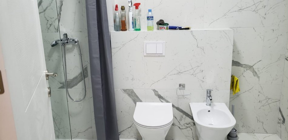 Tirane, jepet me qera apartament 1+1+Ballkon Kati 7, 65 m² 500 € (Xhamllik ,prane disco venue)