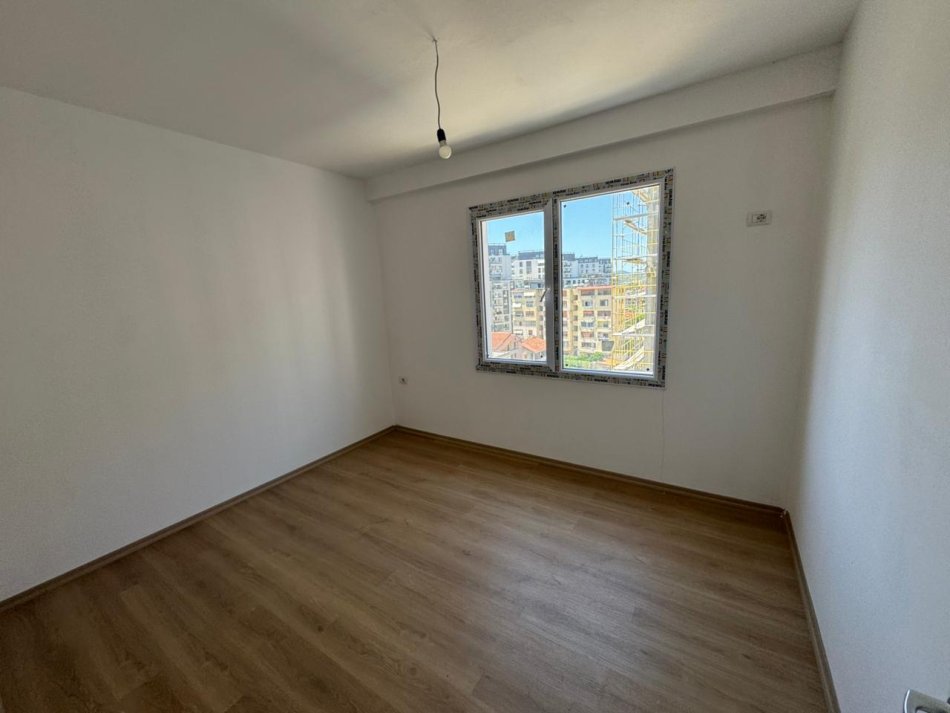 Tirane, jepet me qera apartament 2+1 Kati 6, 80 m² 550 € (ish fusha e aviacionit)