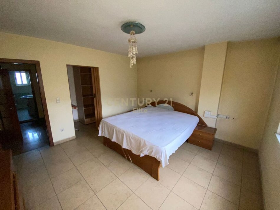 Tirane, shitet apartament 3+1+Ballkon Kati 3, 121 m² 136.000 € (ne rrugen "Ferit Xhajko ", buze rruge prane Medresese)