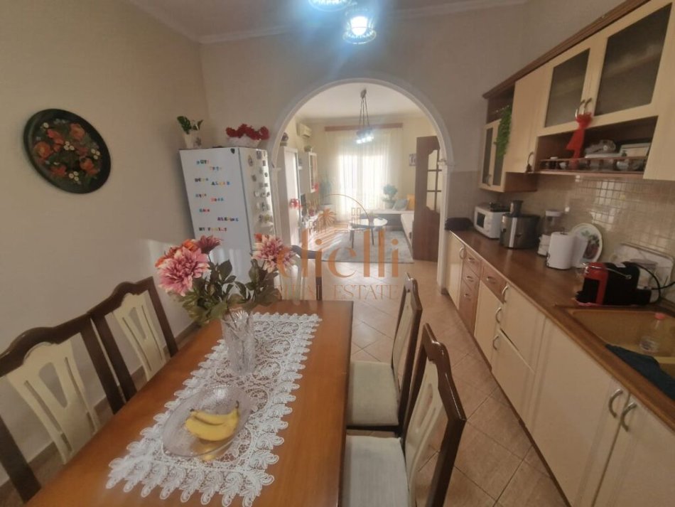 Tirane, shitet apartament 3+1+Ballkon Kati 4, 100 m² 220.000 € (Ish Blloku)