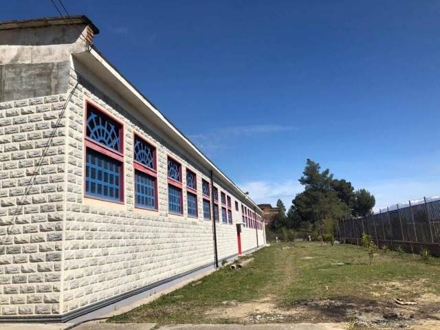 Elbasan, jepet me qera ambjent biznesi 6.000 m² 2.000 Euro