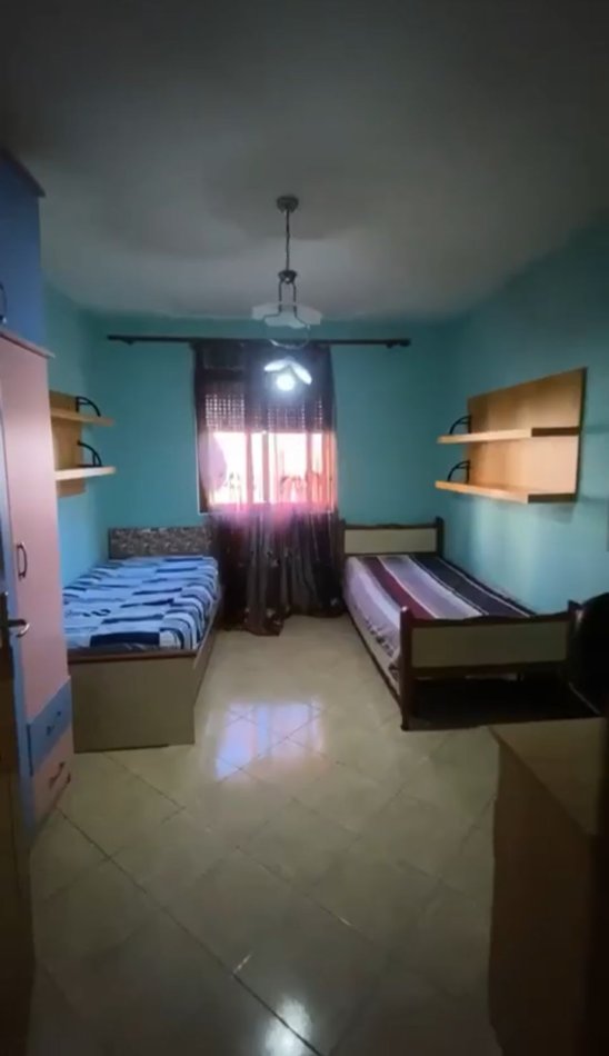 Tirane, jepet me qera apartament 2+1+Ballkon Kati 4, 85 m² 450 € (Brryl ,prane pasticeri tito)