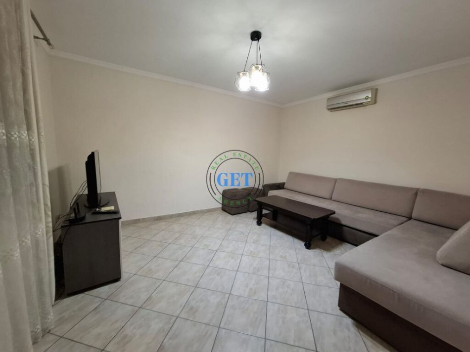 Durres, jepet me qera shtepi+DY AMBJENTE BIZNESI , 500 m² 600 € (Ish URT)