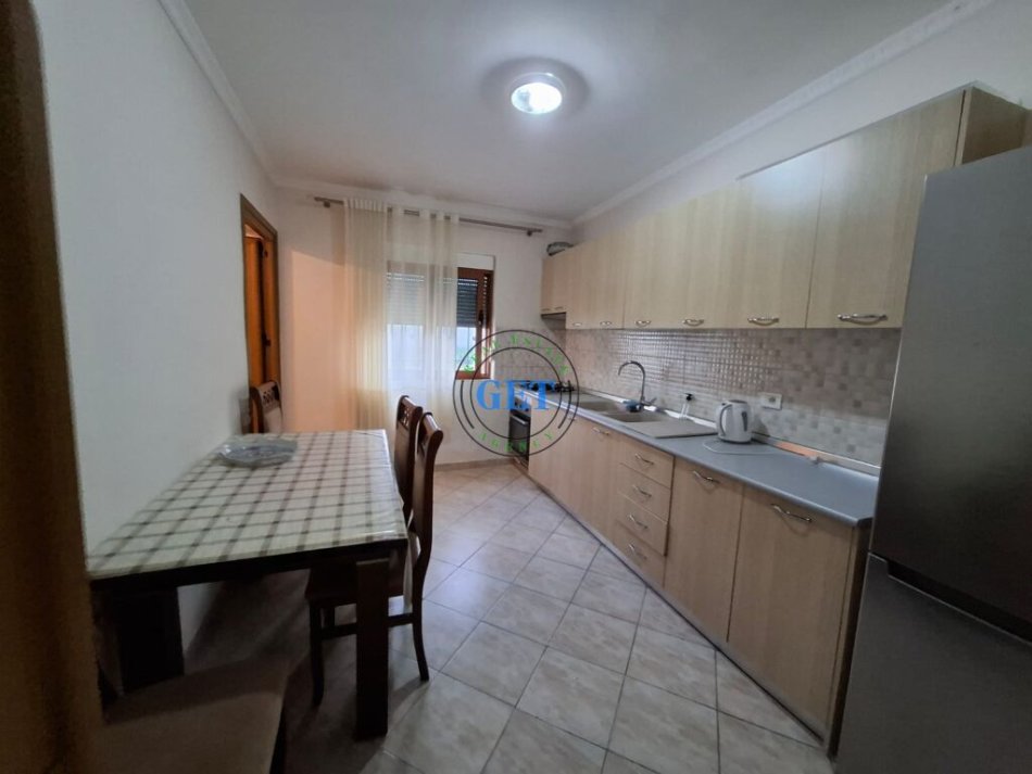 Durres, jepet me qera shtepi+DY AMBJENTE BIZNESI , 500 m² 600 € (Ish URT)