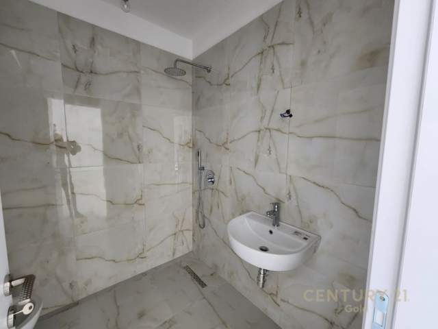 Tirane, jepet me qera zyre Kati 1, 136 m² 2.000 Euro (rruga Bardhyl)