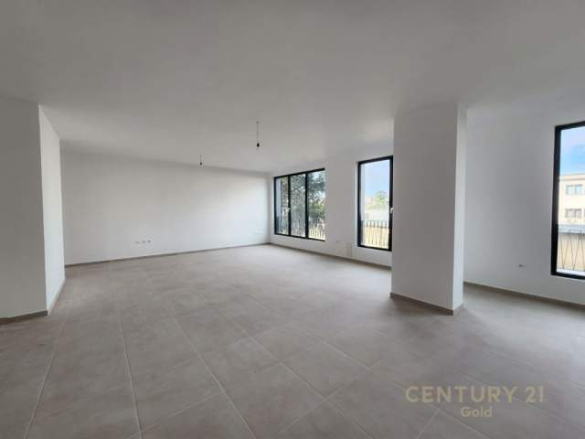 Tirane, jepet me qera zyre Kati 1, 136 m² 2.000 Euro (rruga Bardhyl)