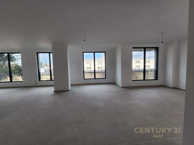 Tirane, jepet me qera zyre Kati 1, 136 m² 2.000 Euro (rruga Bardhyl)
