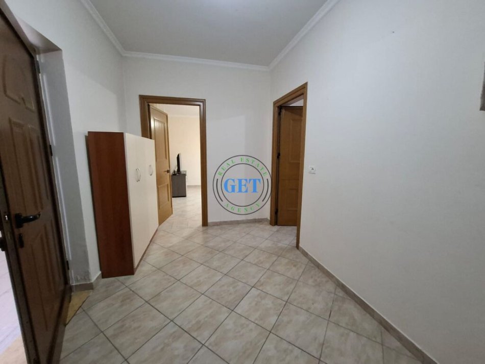 Durres, jepet me qera shtepi+DY AMBJENTE BIZNESI , 500 m² 600 € (Ish URT)
