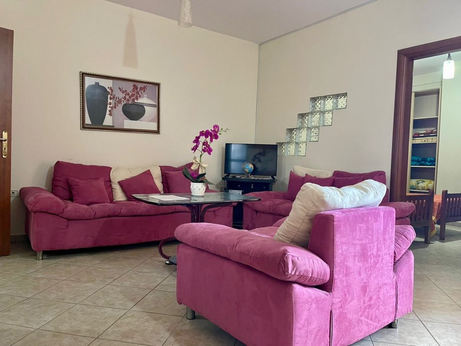 Tirane, jepet me qera apartament 1+1+Ballkon Kati 3, 60 m² 430 € (Globe , Perball Delijorgjit)