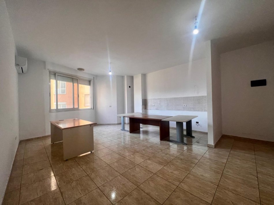 Tirane, jepet me qera apartament 2+1 , 100 m² 500 € (selvia)