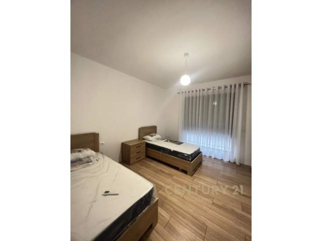 Tirane, jepet me qera apartament 2+1 Kati 1, 800 Euro