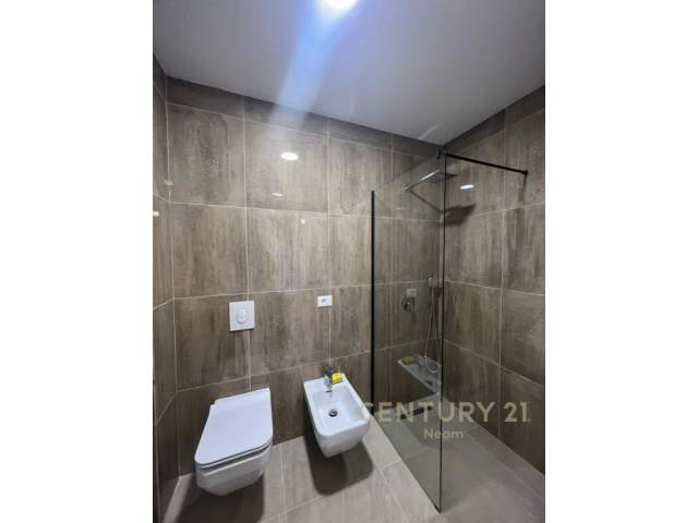 Tirane, jepet me qera apartament 2+1 Kati 1, 800 Euro