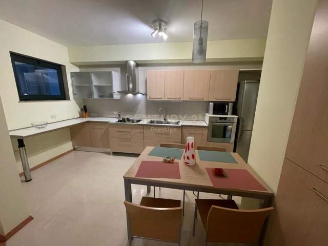 Tirane, jepet me qera apartament 2+1 900 Euro (liceu)