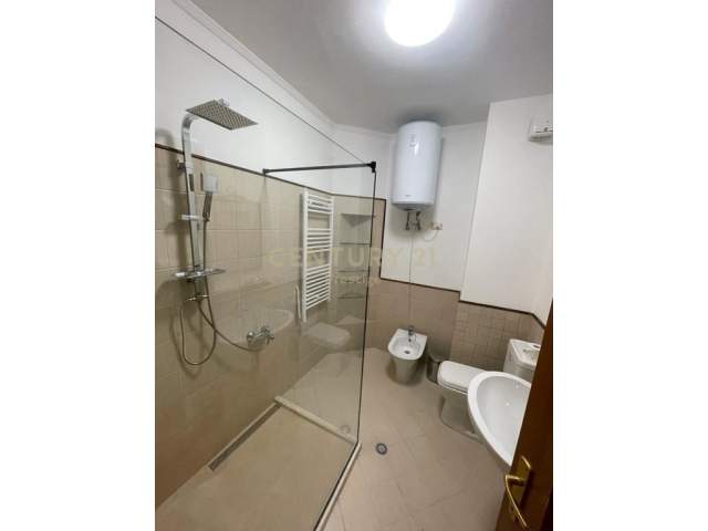 Tirane, jepet me qera apartament 2+1 900 Euro (liceu)