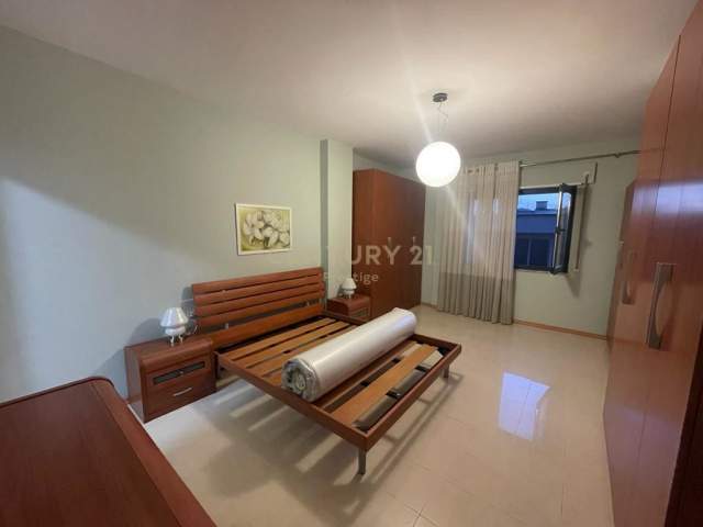 Tirane, jepet me qera apartament 2+1 900 Euro (liceu)