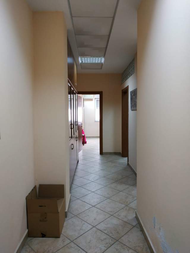 Tirane, jepet me qera zyre 90 m² 700 Euro