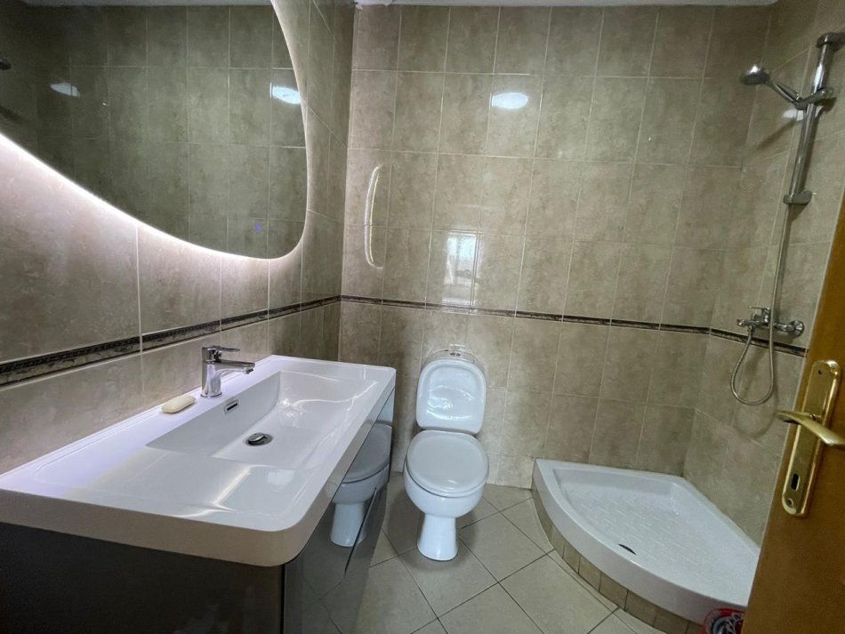 Tirane, jepet me qera apartament 2+1 Kati 3, 110 m² 850 € (Rruga Kavajes)